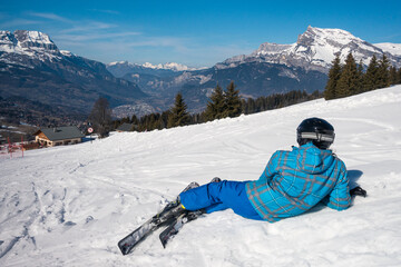 Fototapeta na wymiar Skier sitting in the slope watching a beautiful landscape in Chamonix & Mont Blanc ski area