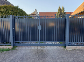 Gartenzaun Tor zum Schutz vor dem Haus - obrazy, fototapety, plakaty