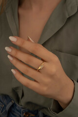 Obraz na płótnie Canvas Young woman's hand wearing a diamond ring. wedding accessories bride.