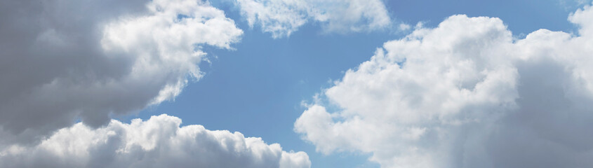 panorama pogodnego niebieskiego nieba z białymi obłokami chmurami