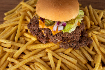 Smash burger com bacon e molho de queijo cheddar, bacon em cima de batata frita