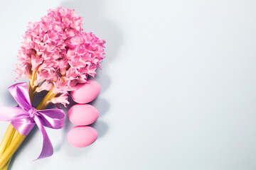 Obraz premium Easter card on a grey background with flowers.