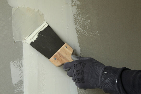 Application d'un enduit entre les plaques de pl&acirc;tre	
