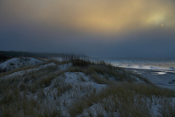 Dramatyczny zachód słońca we mgle. Mgła, Bałtyk, Ustka, pastelowe barwy, nastrój.