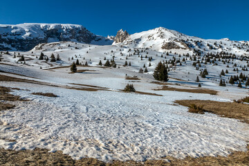 Paysage du massif du Dévoluy en hiver , montagne de Barges , Hautes-Alpes , France