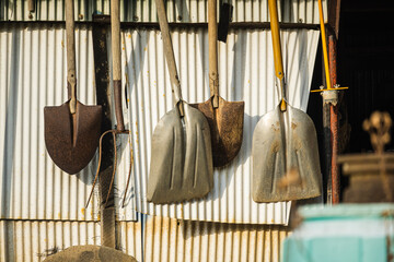 吊り下げられた農具