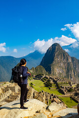 Fototapeta premium mujer turista con mochila mirando machu picchu en Perú