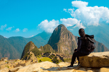 Mujer viajera mirando la antigua ciudadela de Machu Picchu, sitio del Patrimonio Mundial de la...