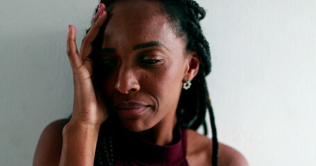 Worried black woman feeling anguish. anxious African female - obrazy, fototapety, plakaty
