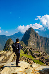 Mujer mirando a Machu Picchu, Perú