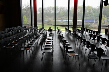 Stühle in einem Konferenraum