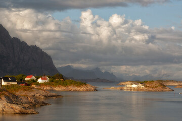 Obraz premium Beautiful summer Norwegian landscape with a lake and mountains