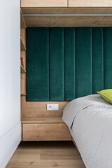 Mała sypialnia z pojemnymi szafami, zielonym zamszem i półkami