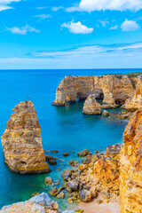 Kliffen in de buurt van Benagil in de Algarve in Portugal