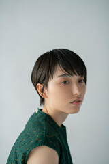 ショートヘアの女性
