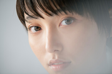 ショートヘアの女性