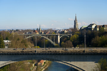 Fototapeta premium View over the old town of Bern with church Berner Minster and Swiss Alps in the background on a sunny spring afternoon. Photo taken April 4th, 2022, Bern, Switzerland.