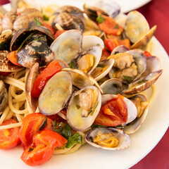 delicious spaghetti with clams and tomatoes