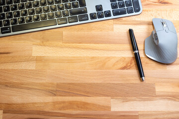 Bureau en bois avec clavier souris et stylo plume - 496939995