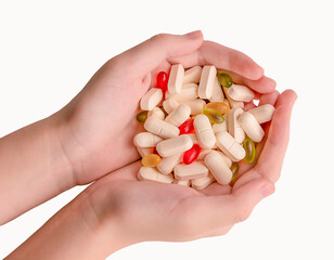 Kinderhände mit Tabletten isoliert auf weißem Hintergrund