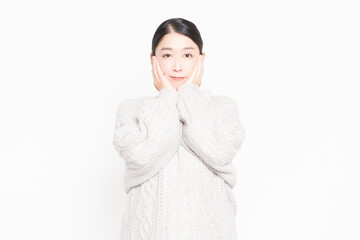 歯が痛くて頬に手を当てる女性