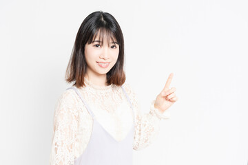 人差し指でポイントを示す女性