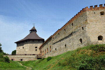 Obraz premium A powerful stone wall of a medieval fortress with many loopholes and embrasures