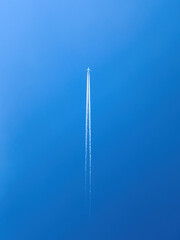Avion de passagers en vol dans un ciel bleu clair