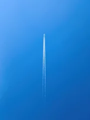 Foto op Plexiglas Passagiersvliegtuig tijdens de vlucht in heldere blauwe lucht © Bits and Splits