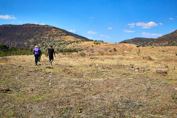 2 personas caminando sobre una montaña en un lugar desertico durante la sequia en la selva baja caducifolia en monte escobedo zacatecas 