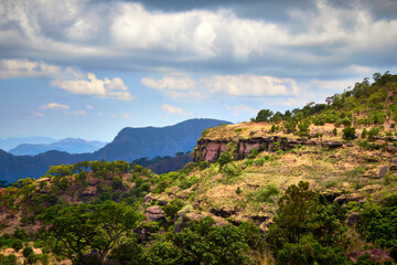 paisaje semitropical con vegetación seca y amarilla con un cielo nublado en la sierra de...