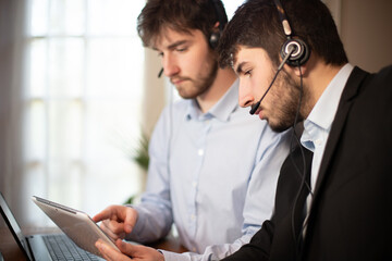 Obraz premium télé conseillers, employés de bureau ou hommes d'affaires qui travaillent au bureau. Ils ont un micro casque pour participer a une réunion à distance ou répondre au téléphone