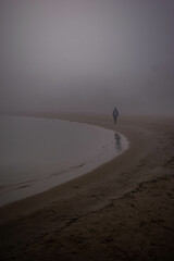 Playa con mucha niebla en Sagunto, España.