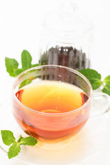 ガラスのティーカップに淹れた紅茶