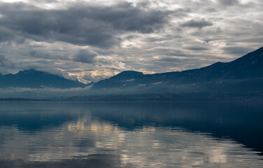 Le lac du Bourget à Aix-les-Bains en Savoie (France) sous un ciel hivernal couvert
