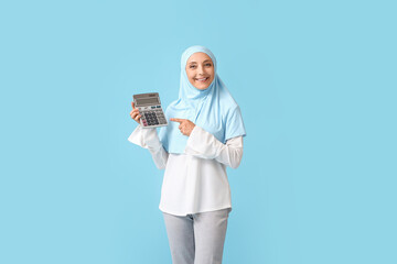 Muslim secretary with calculator on color background