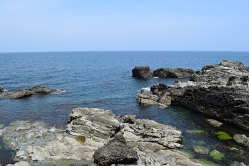 奇岩怪石の磯が続く 庄内海岸の岩場