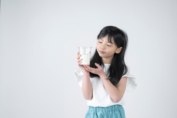 牛乳を手に持つ小学生の女の子