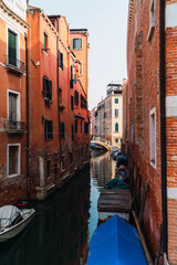 Fototapeta na wymiar canals of venice and its houses