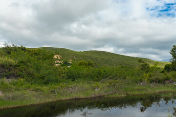 Obraz premium Paisagem com verde com céu azul na Chapada Diamantina