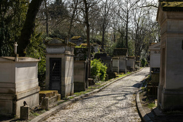 Fototapeta na wymiar walking path in the Pere Lachaise cemetery Paris france