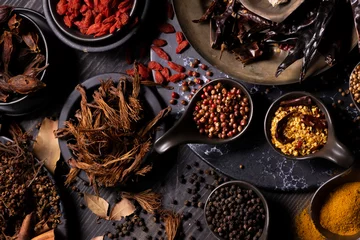 Fototapete Rund Various type of oriental earthy flavor dry spices on dark wooden table such as turmeric, black pepper, chili flake, bay leaf, for medicinal and herbal use in healing and cooking usage © Akarawut