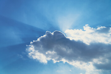 雲間からあふれる太陽の光