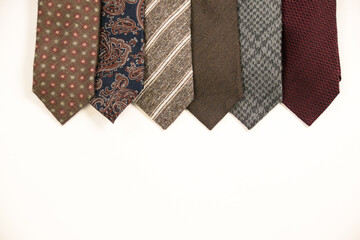色々な種類の並んだネクタイ　複数