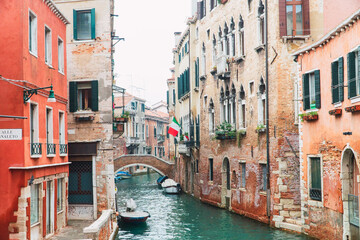Fototapeta na wymiar Venetian bridge with national flag