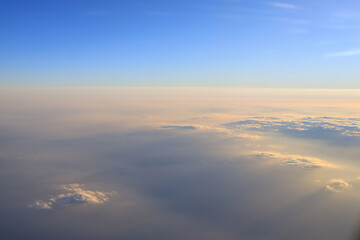 Fototapeta na wymiar 機上の雲と影