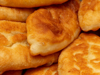 Pies are fried in oil in a frying pan.