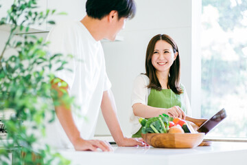 家事を手伝う男性と女性（料理）
