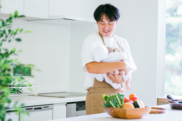 子育てと家事を手伝う男性（笑顔）
