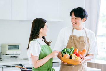 野菜を持つ男女
